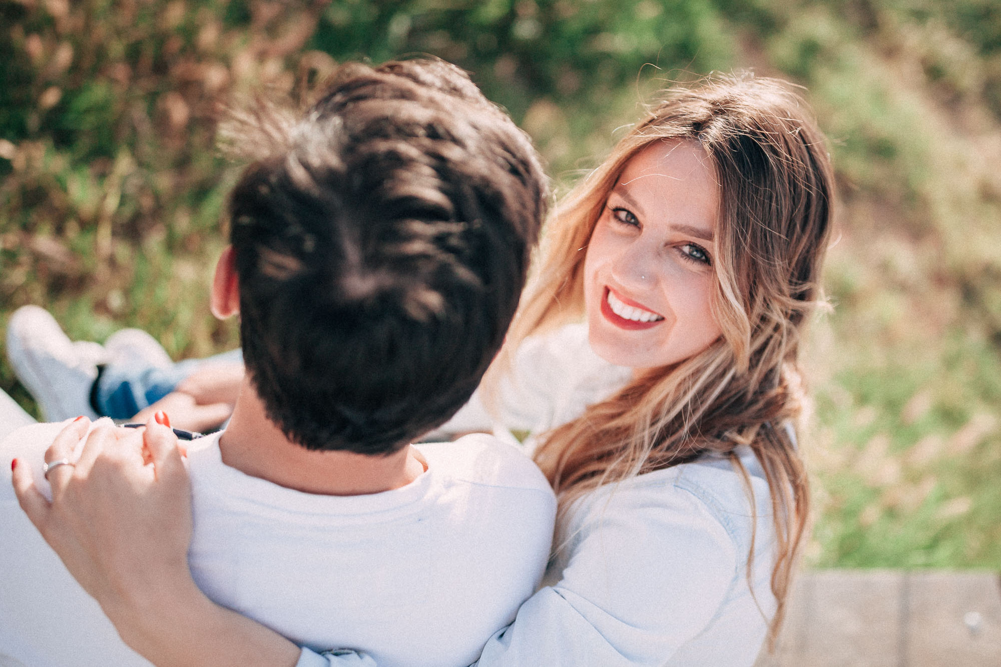 El compromiso de Miriam y Cisco en un trigal
