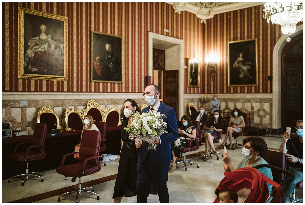 La entrada de uno de los novios al salón Colón del Ayuntamiento de Sevilla