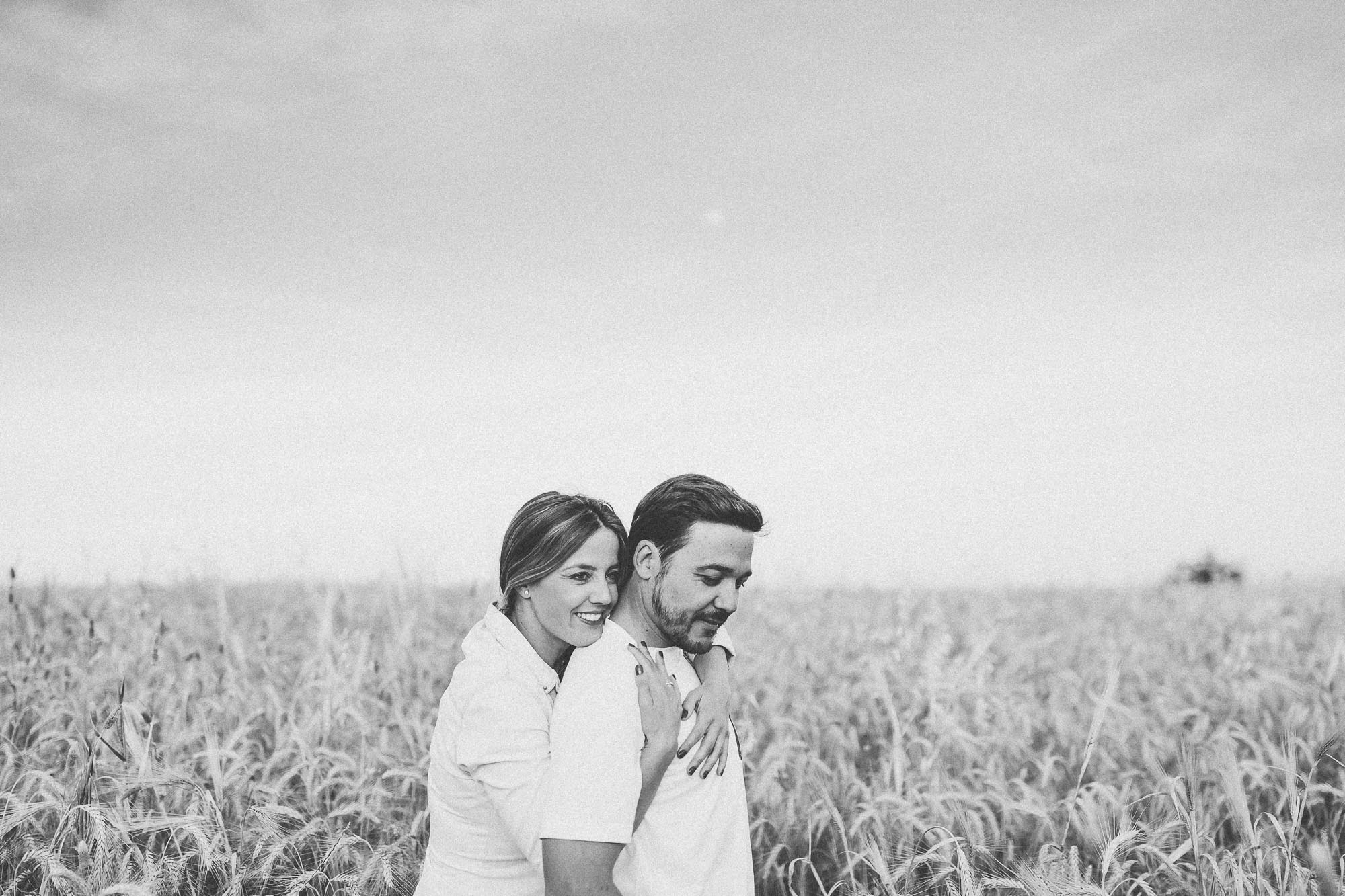 El compromiso de Miriam y Cisco en un trigal