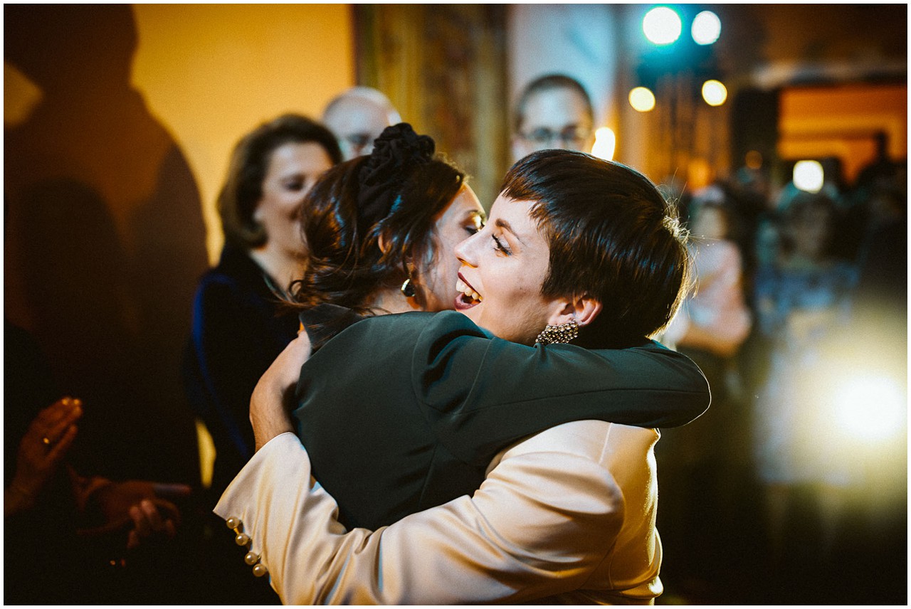 abrazo de la novia con su hermana