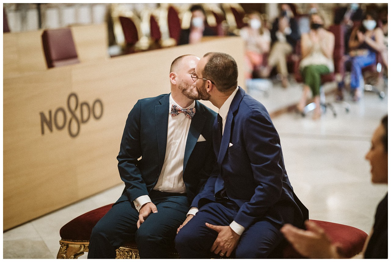 Novios en el Salón Colón del Ayuntamiento de Sevilla