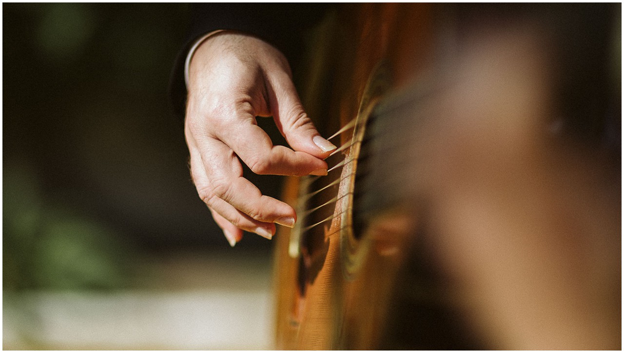 Acordes de guitarra en una boda en casa Bucarelli