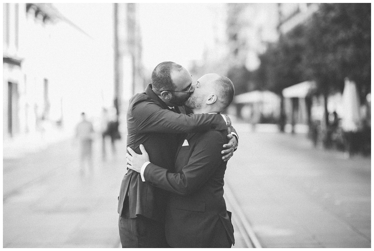 Un beso en la Avenida de la Constitución de Sevilla