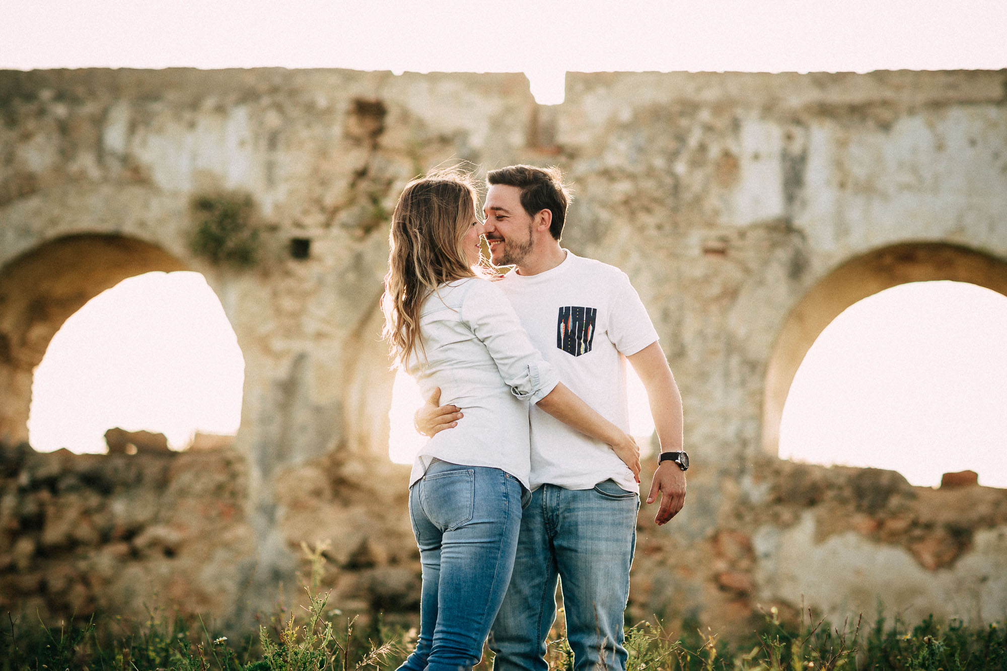 El compromiso de Miriam y Cisco en un trigal