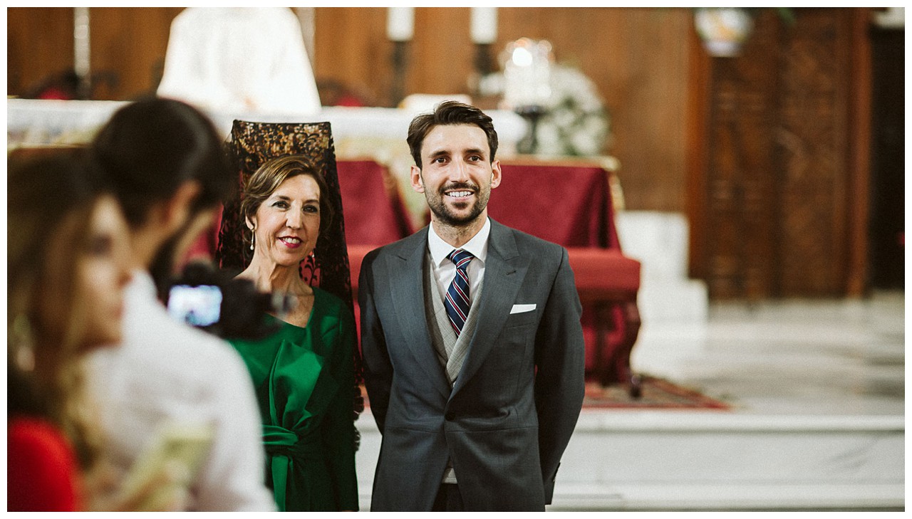 El novio mira la entrada de la novia