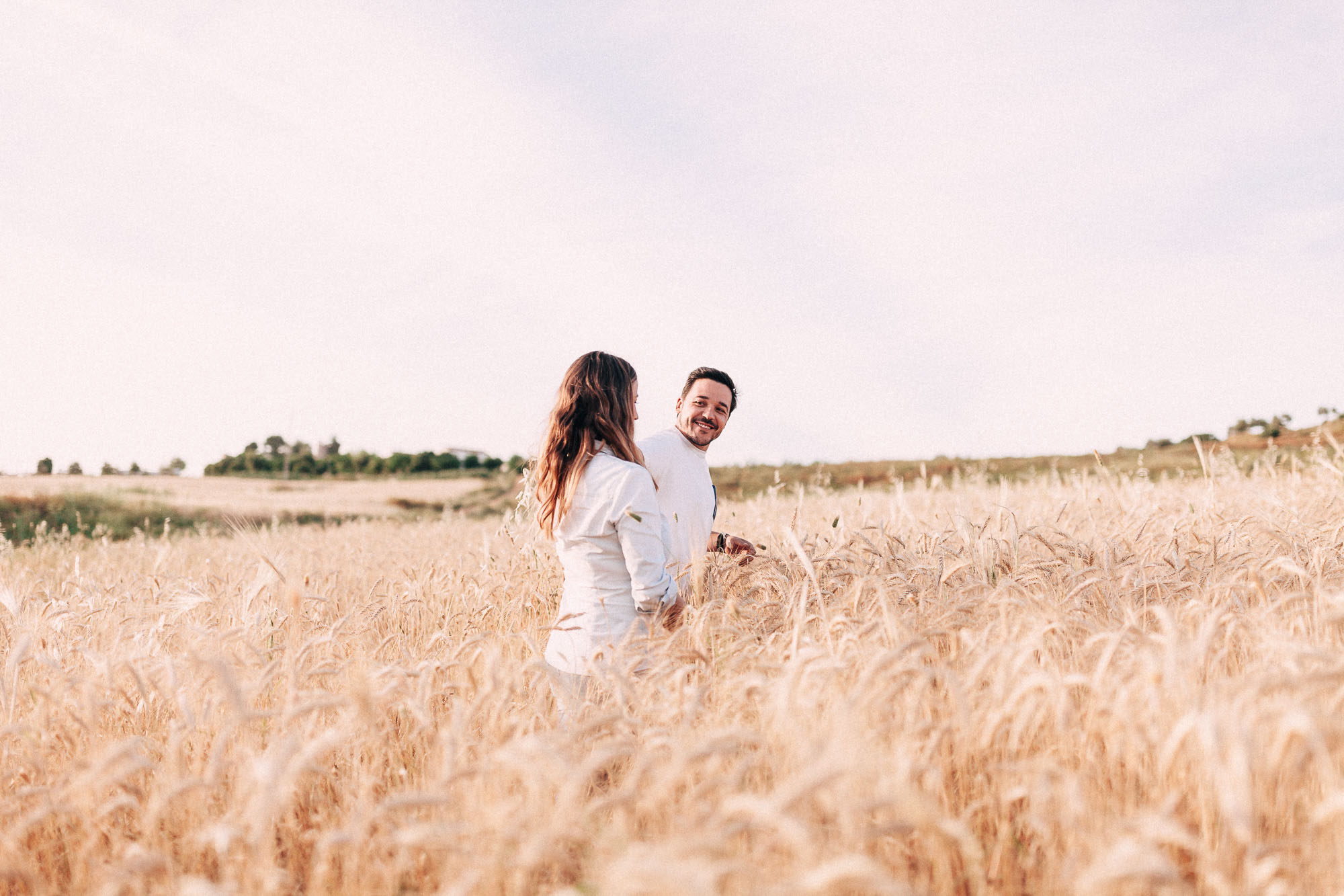 El compromiso de Miriam y Cisco en un trigal