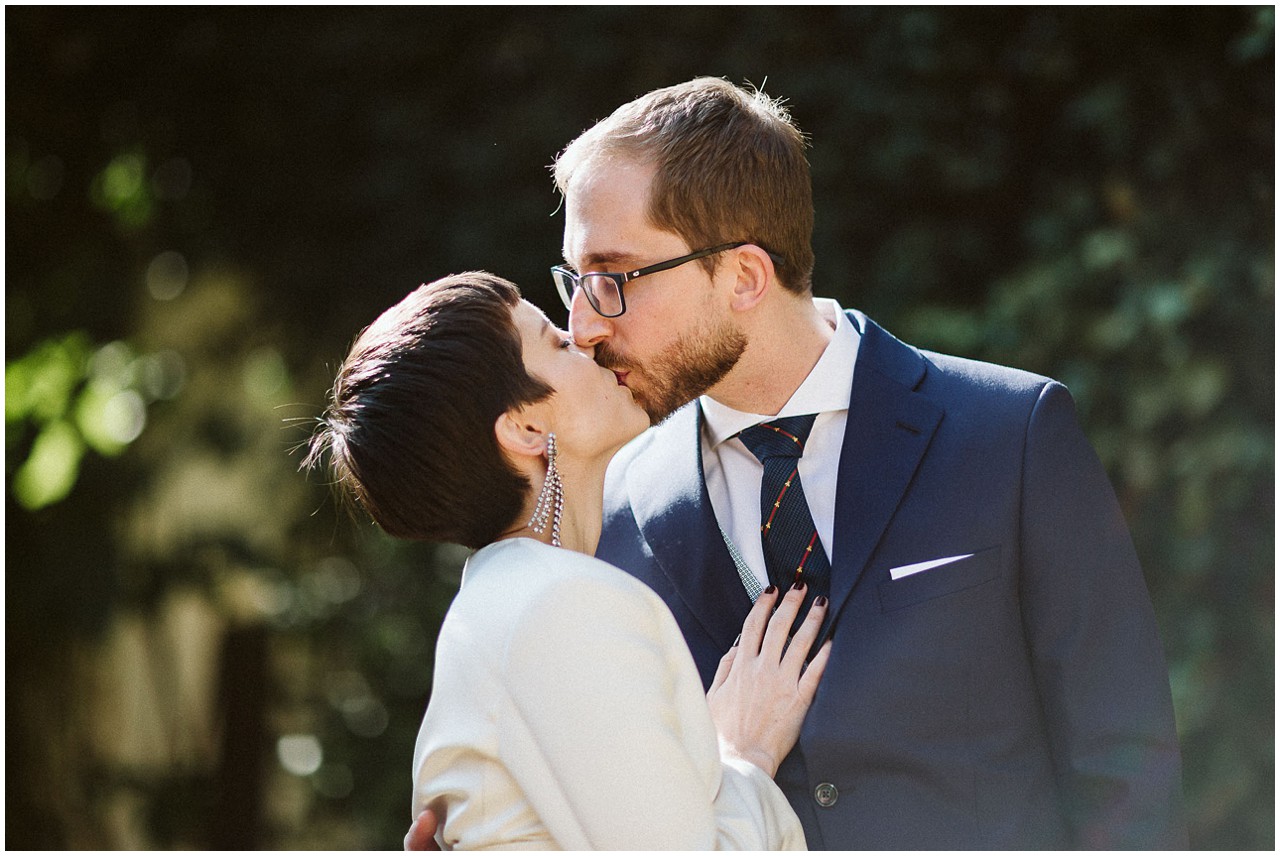 El beso de los novios en una ceremonia en Casa Bucarelli