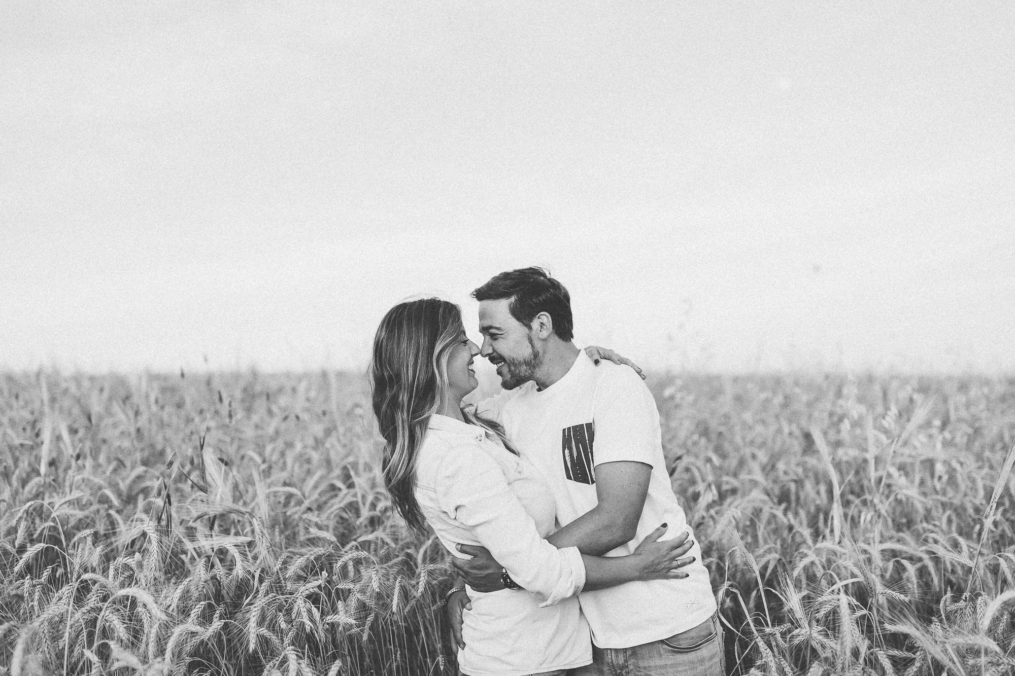 El compromiso de Miriam y Cisco en un trigal