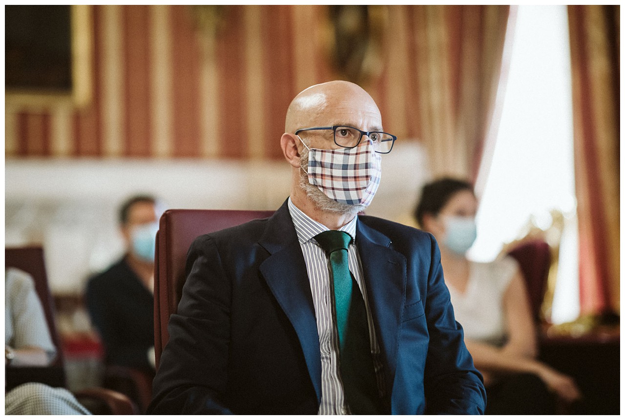 Invitado de boda con mascarilla