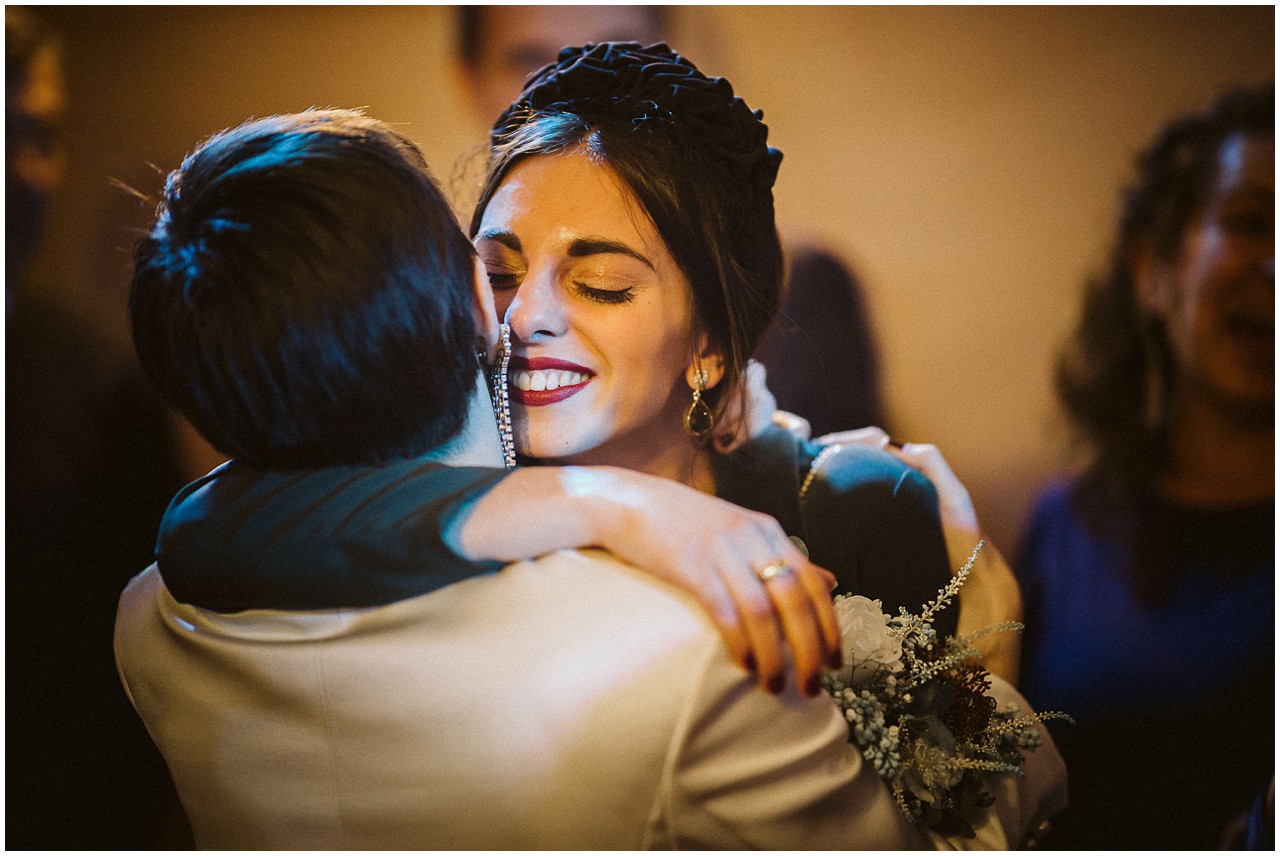 Abrazo entre la novia y su hermana