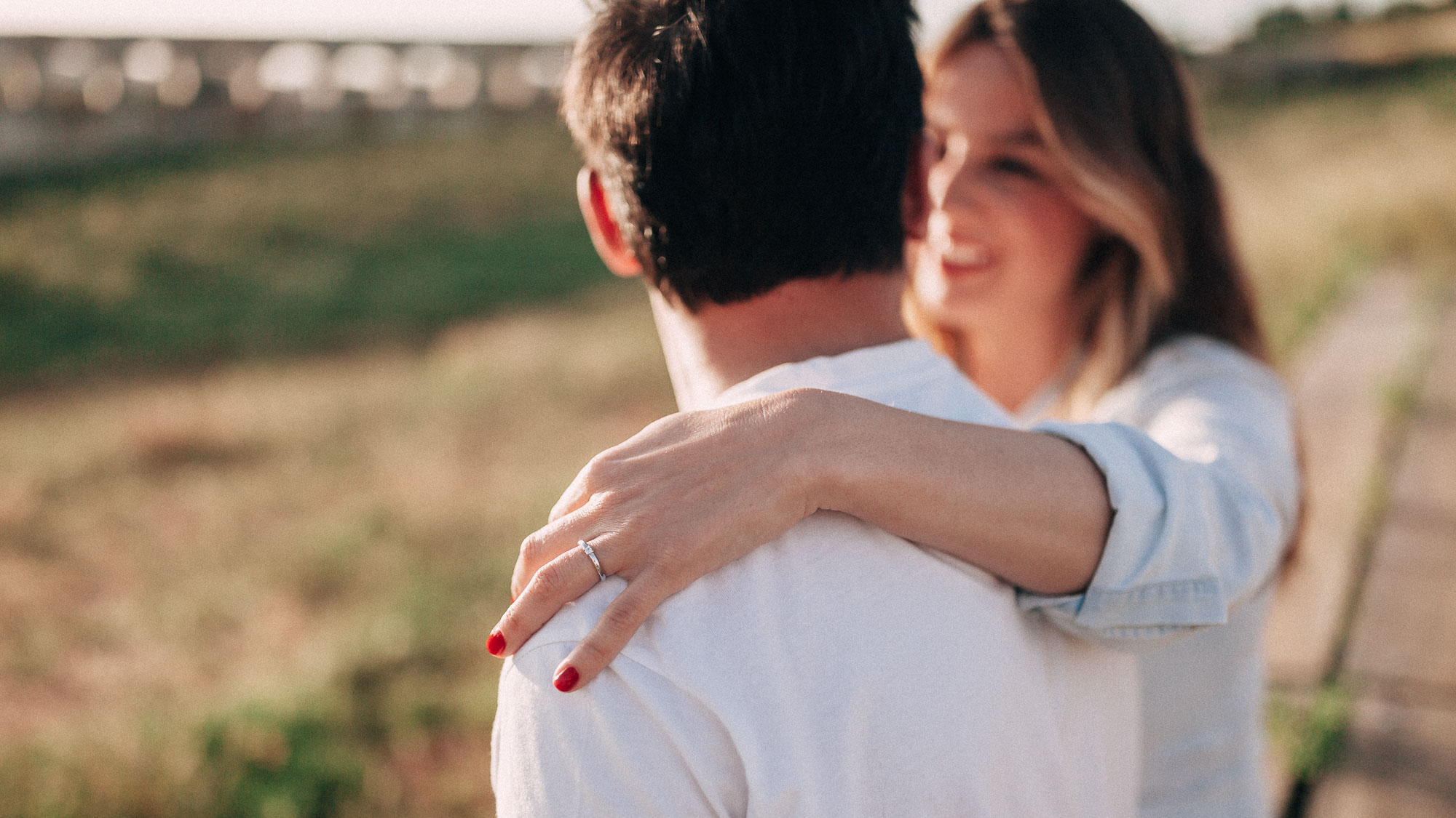 El compromiso de Miriam y Cisco en un trigal