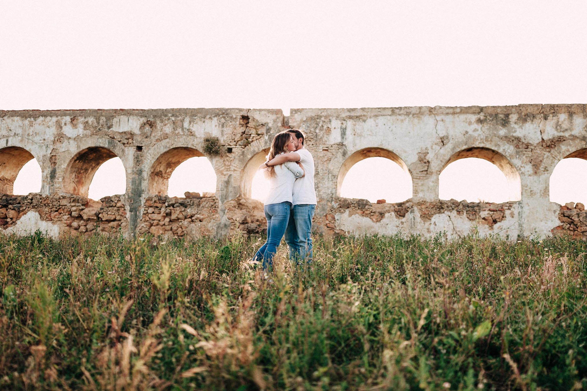 El compromiso de Miriam y Cisco en un trigal