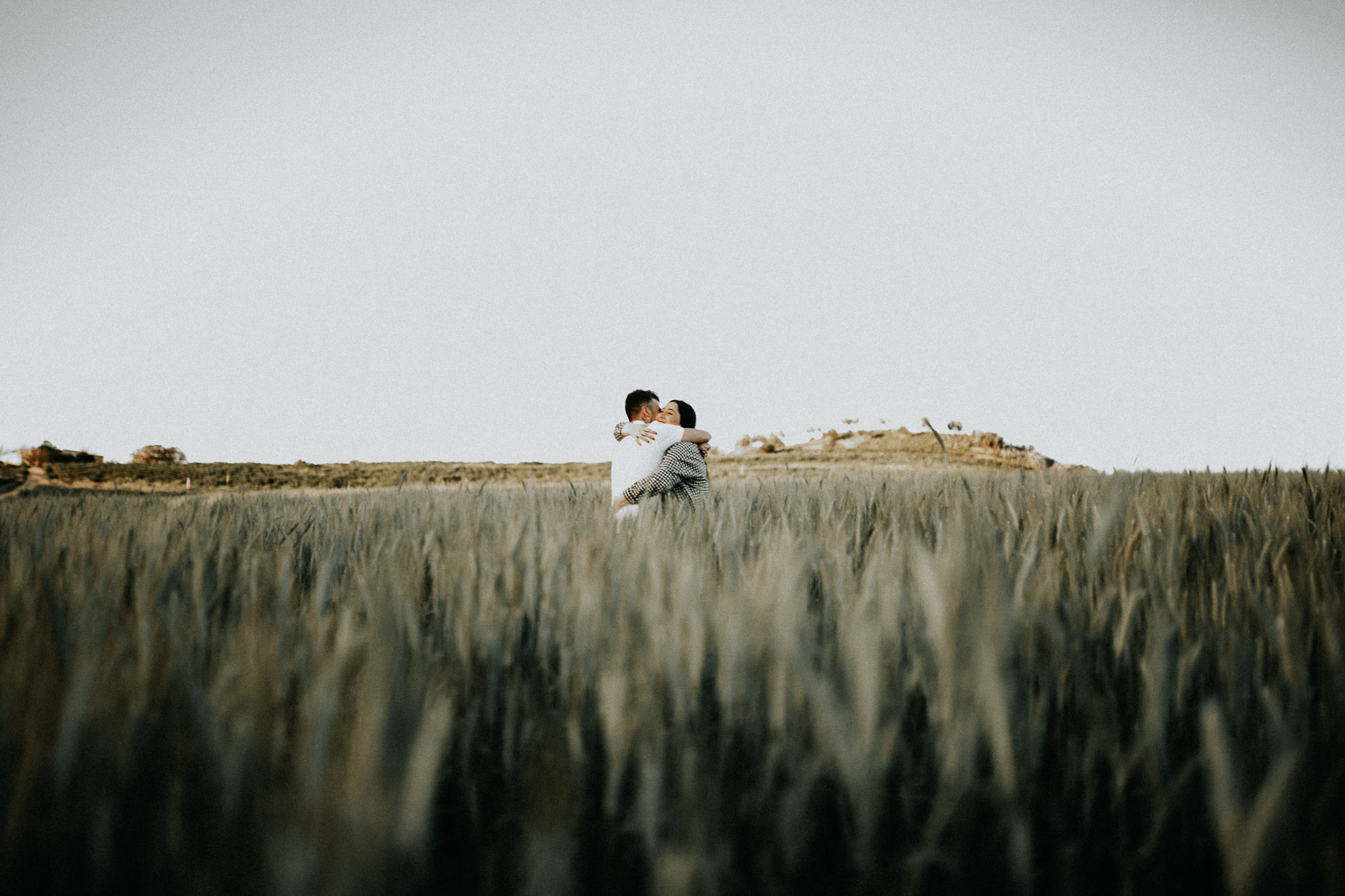 Fotografía de pareja en un trigal (Preboda)