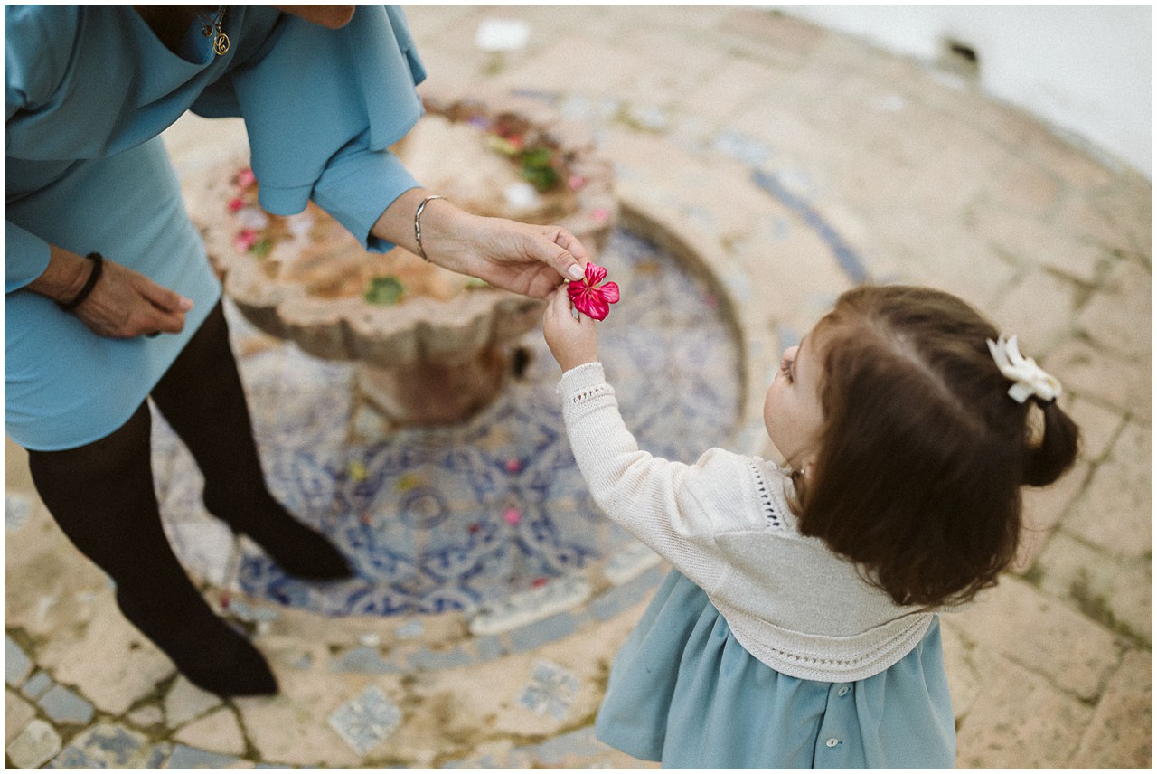 Una niña coge flores en Casa Bucarelli