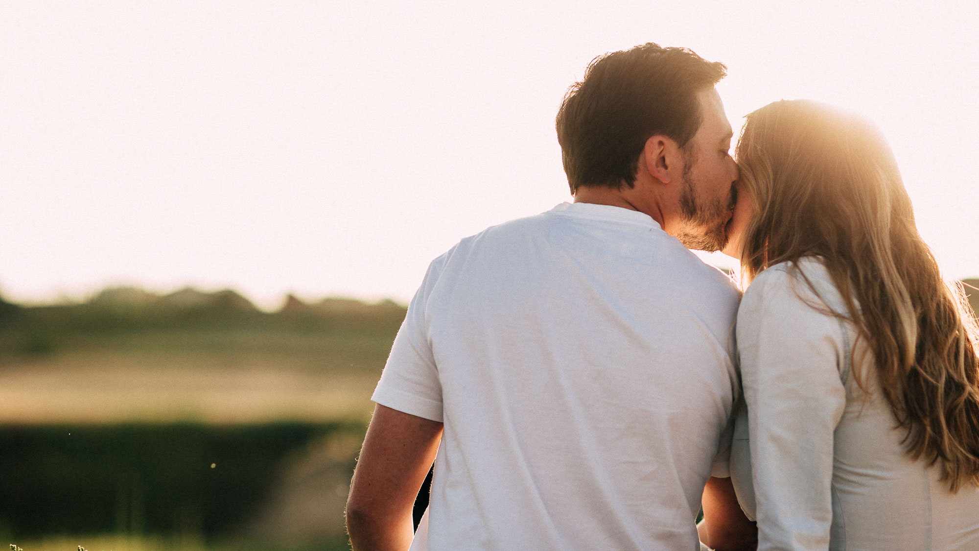 El compromiso de Miriam y Cisco en un trigal