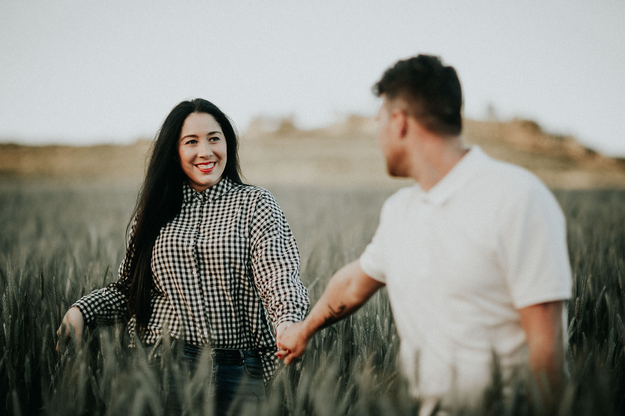 Fotografía de pareja en un trigal (Preboda)