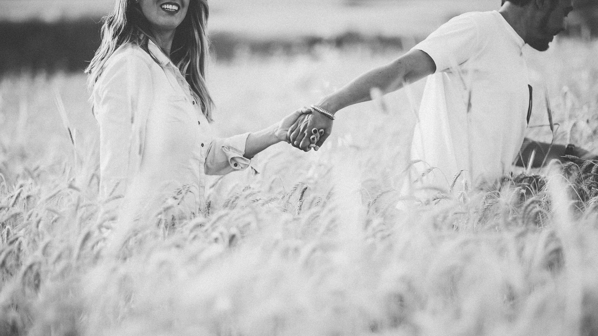 El compromiso de Miriam y Cisco en un trigal