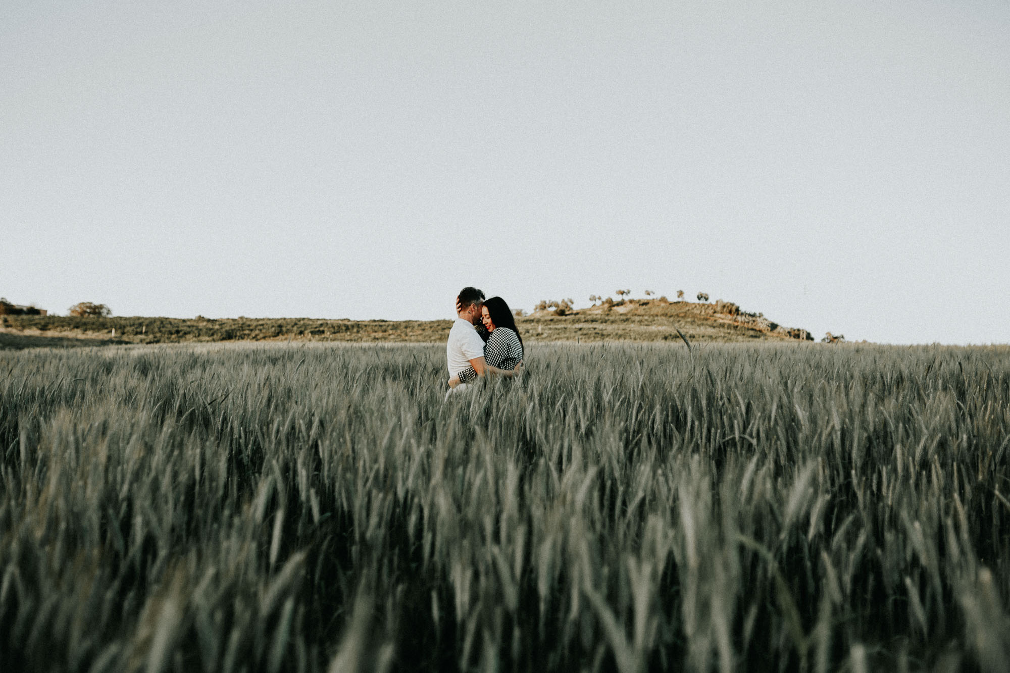 Fotografía de pareja en un trigal (Preboda)