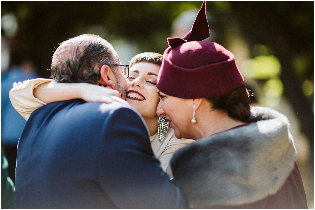 Abrazo de la novia con sus padres