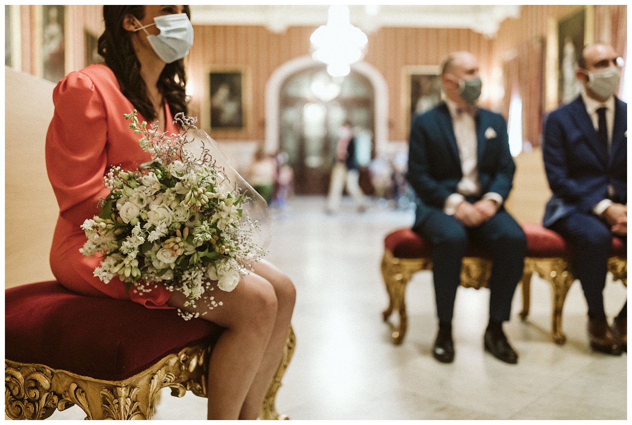 Los novios en el Salón Colon del Ayuntamiento de Sevilla