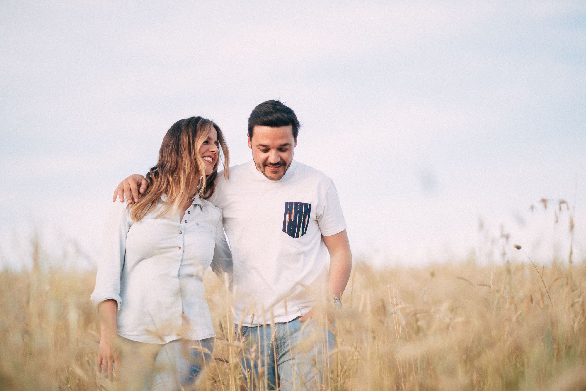 El compromiso de Miriam y Cisco en un trigal