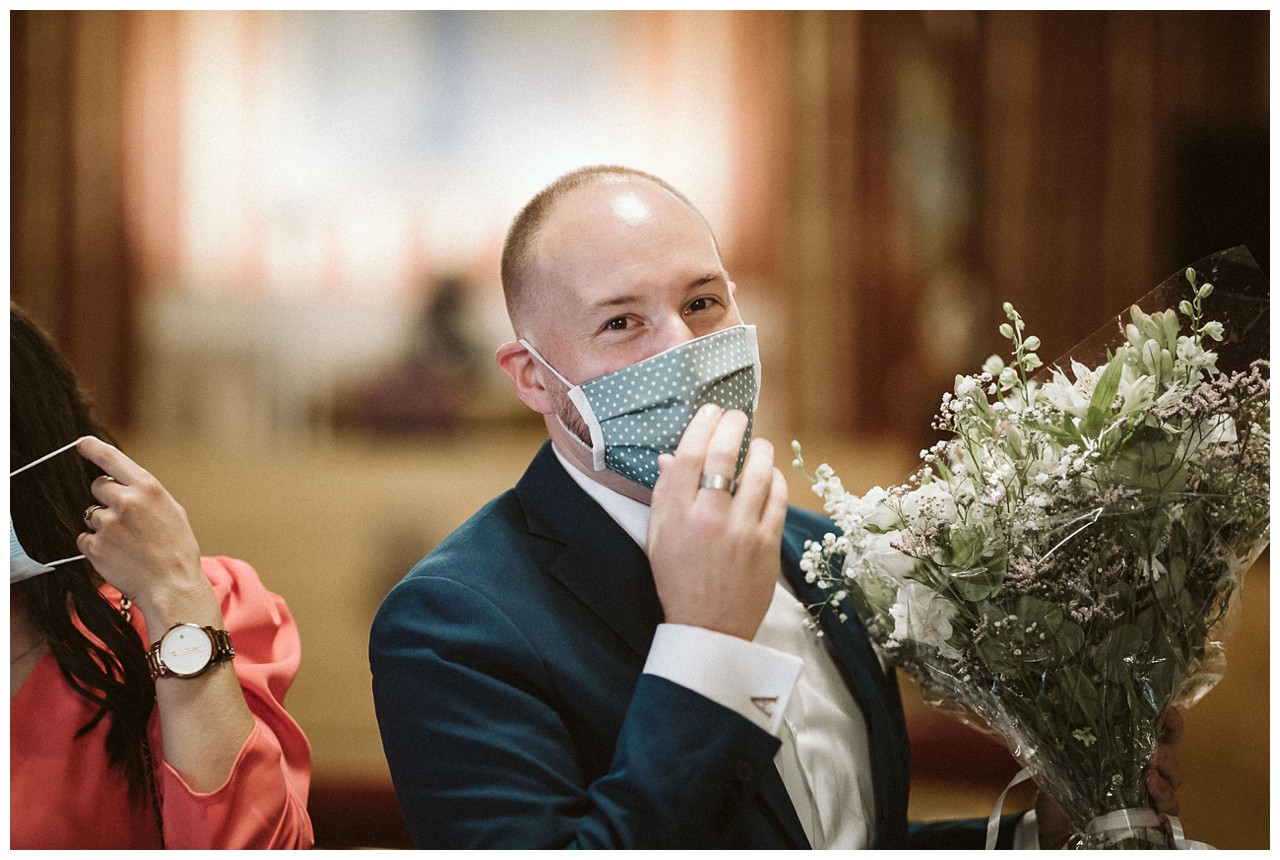 Novio con mascarilla