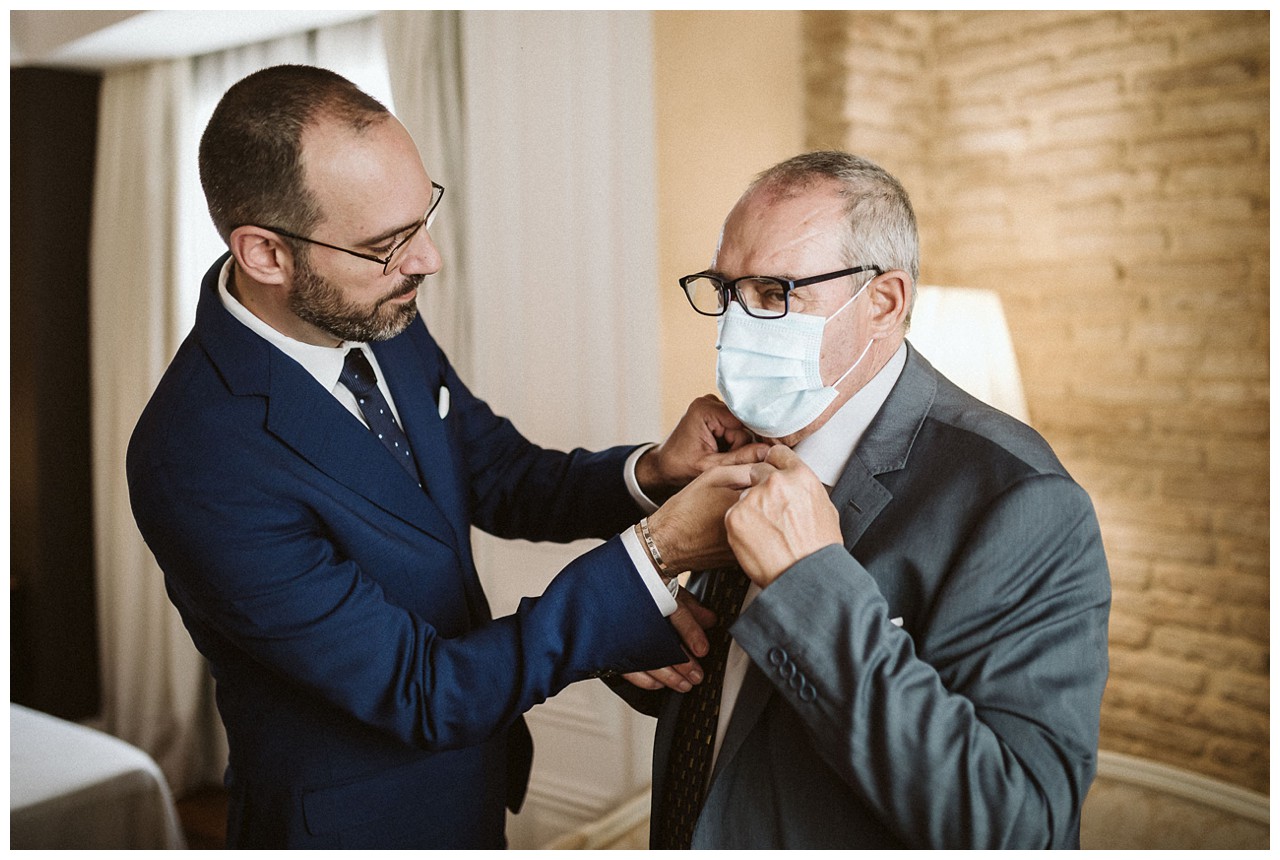 Ayuda a su padre con la mascarilla