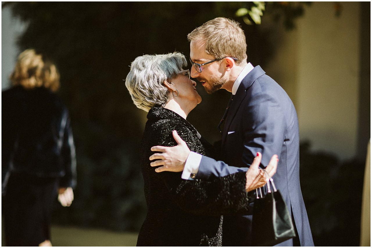 El novio besa a su abuela