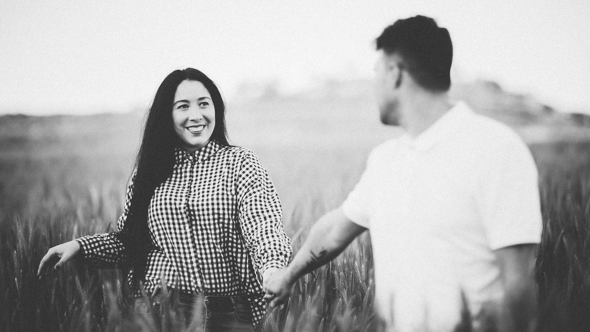 Fotografía de pareja en un trigal (Preboda)