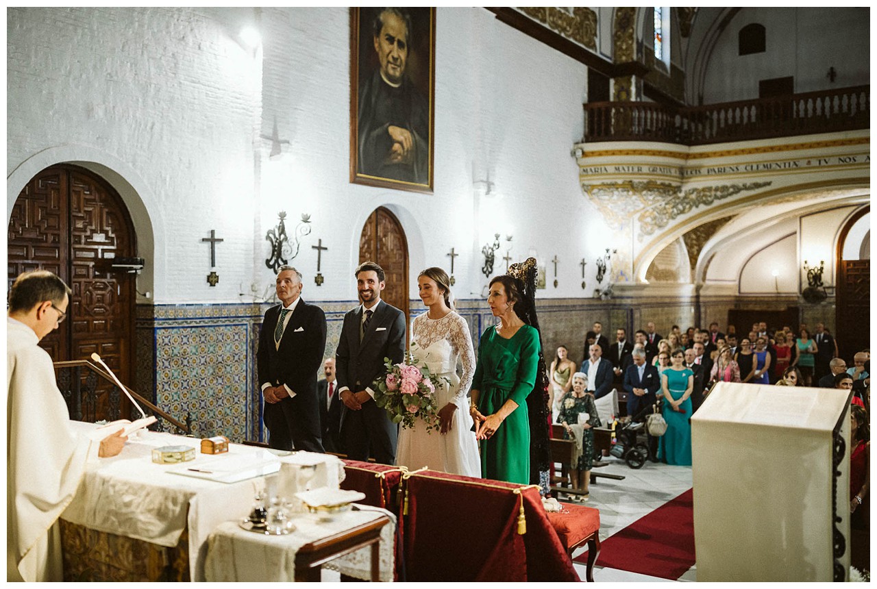 Los novios en el altar