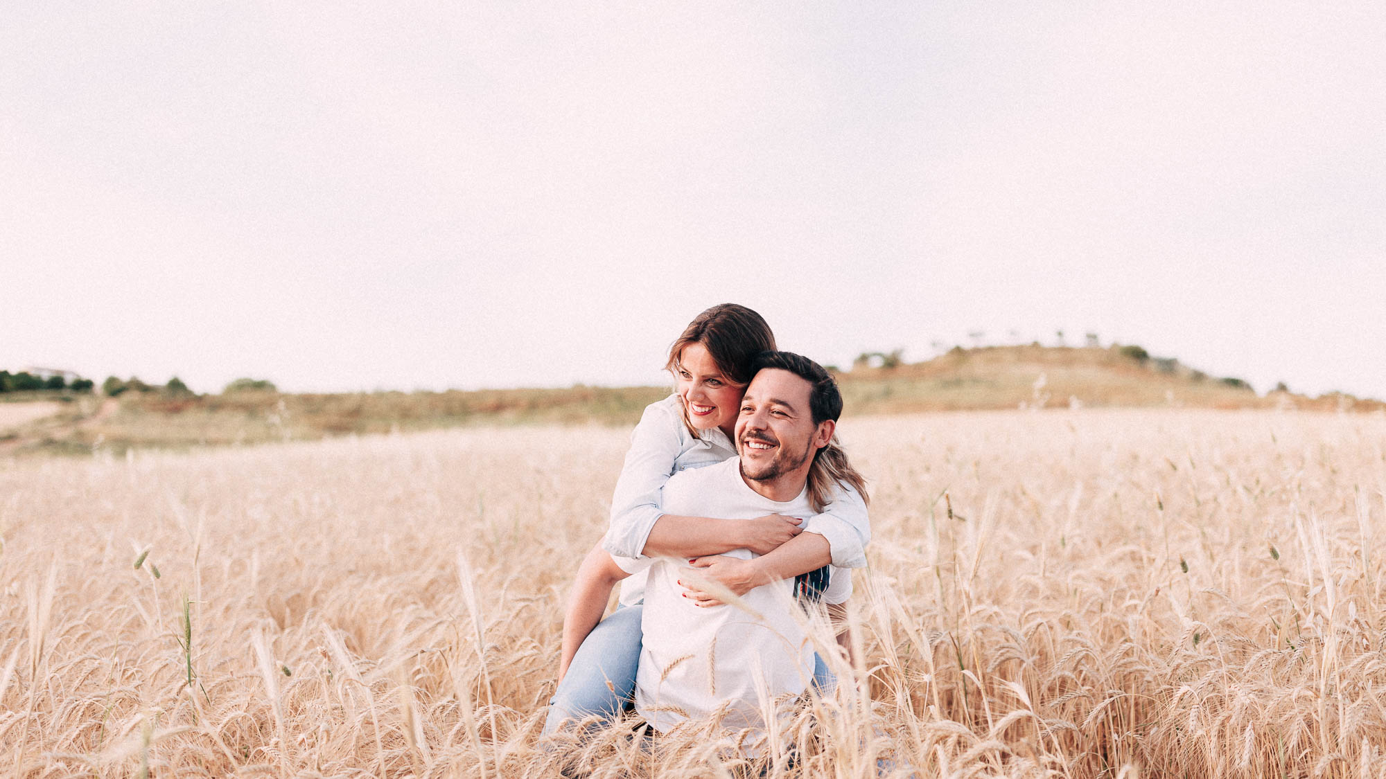 El compromiso de Miriam y Cisco en un trigal