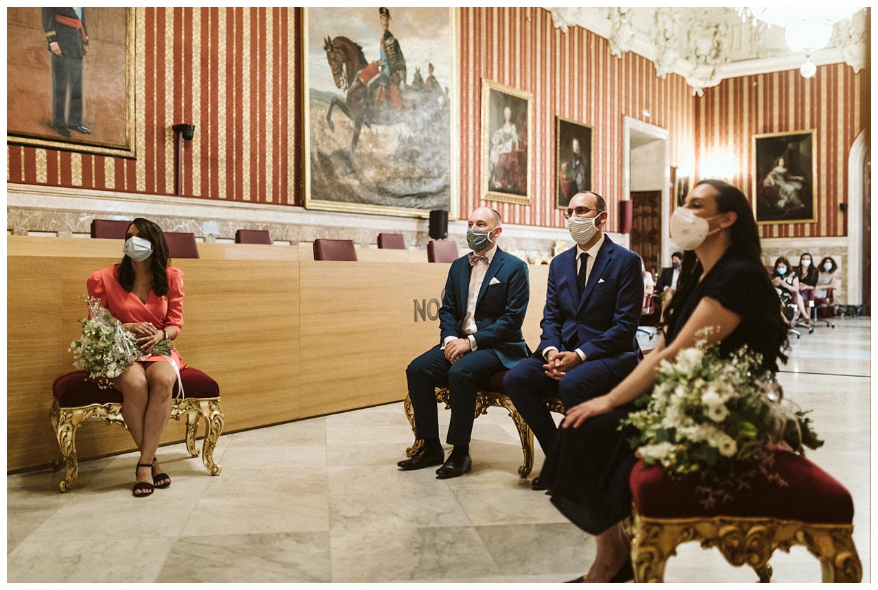 Los novios en el Salón Colon del Ayuntamiento de Sevilla