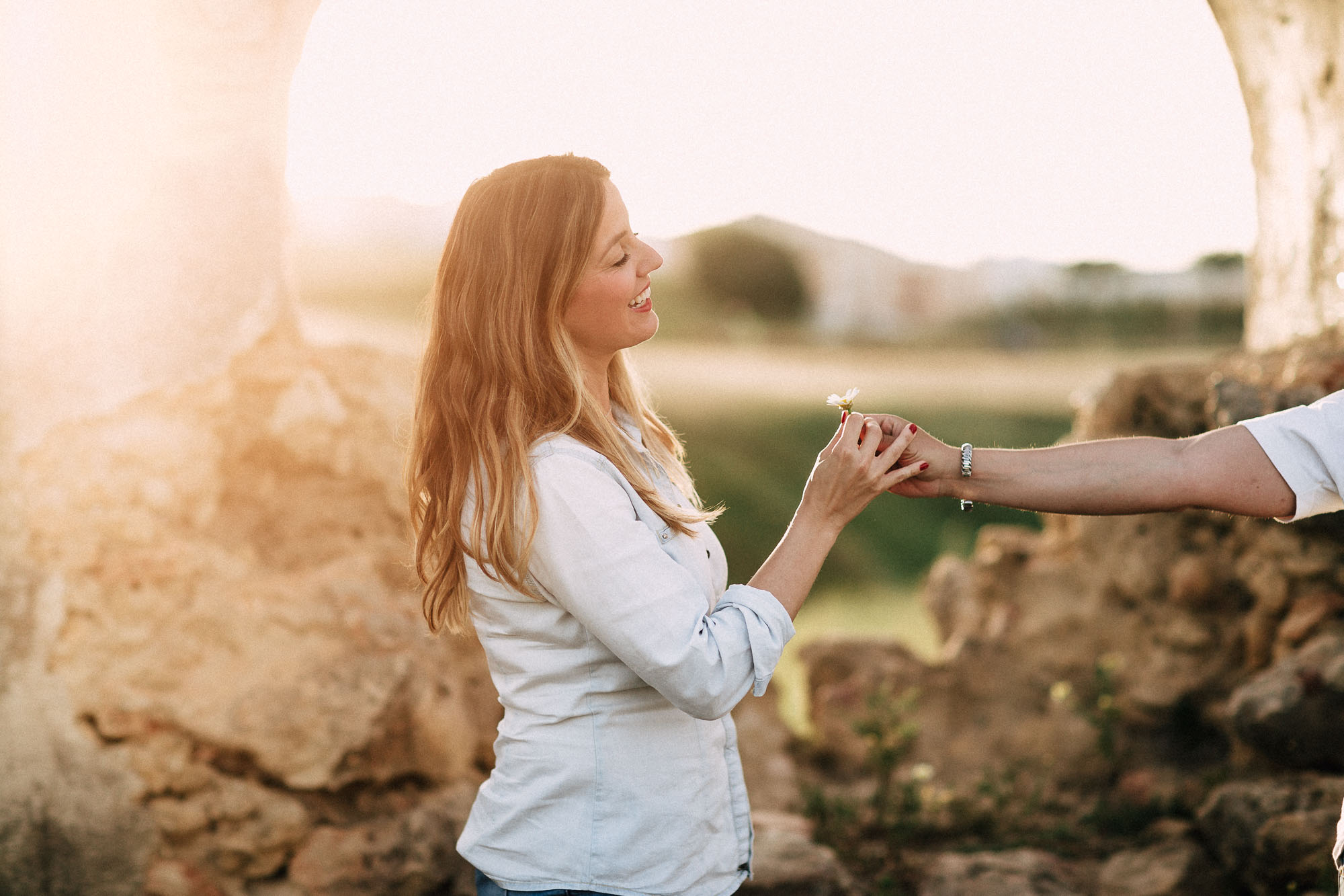 El compromiso de Miriam y Cisco en un trigal