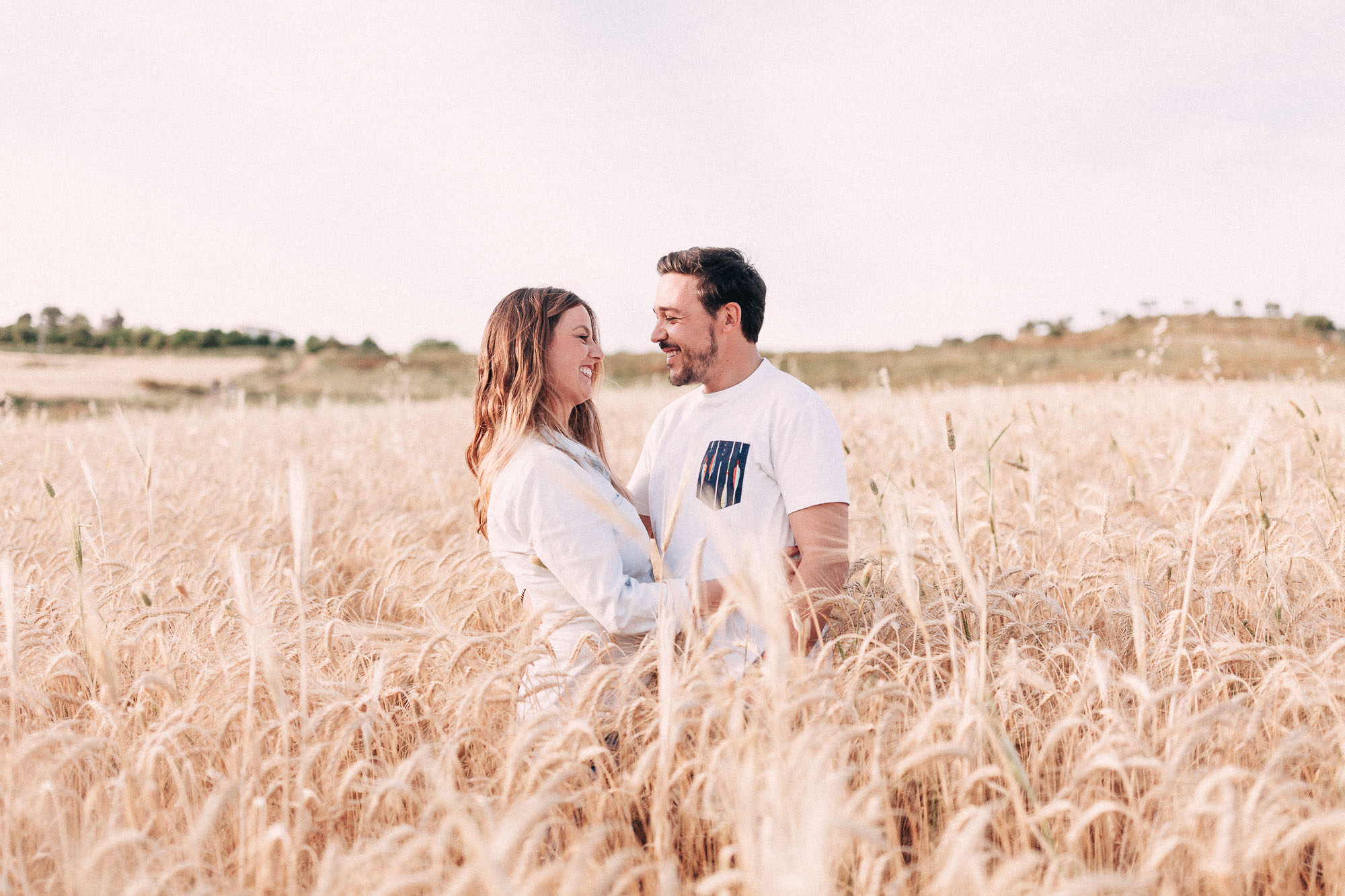 El compromiso de Miriam y Cisco en un trigal