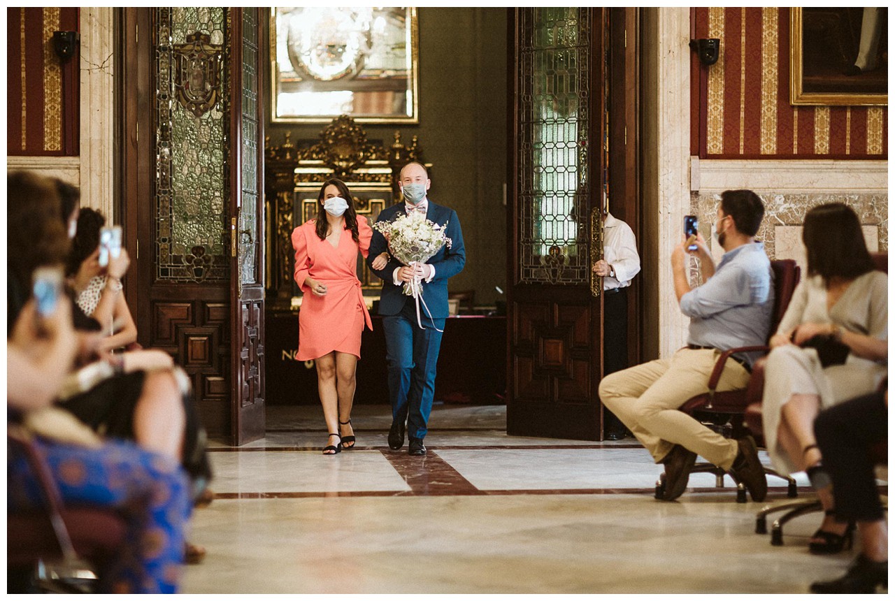 La entrada de uno de los novios al salón Colón del Ayuntamiento de Sevilla