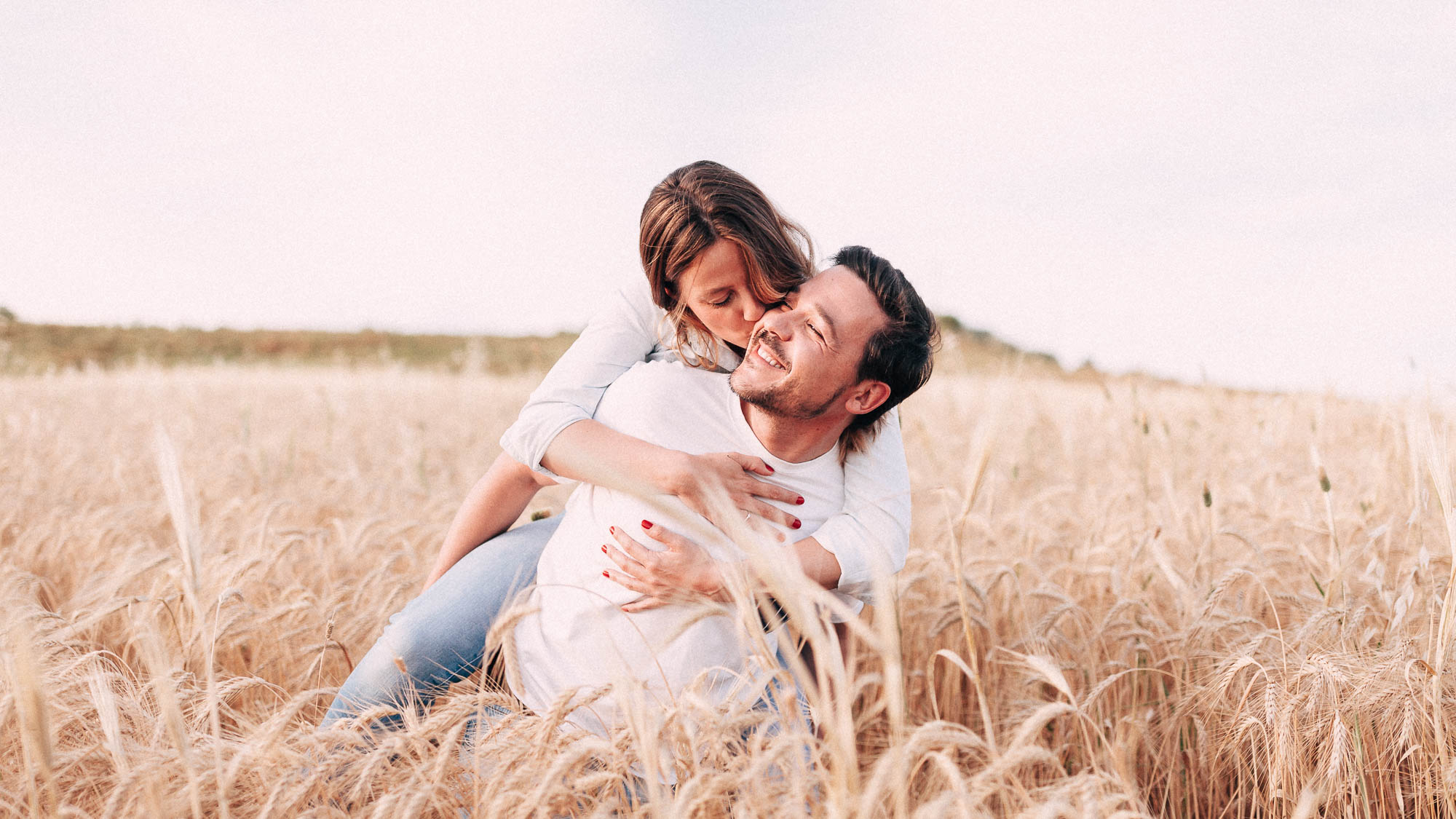 El compromiso de Miriam y Cisco en un trigal