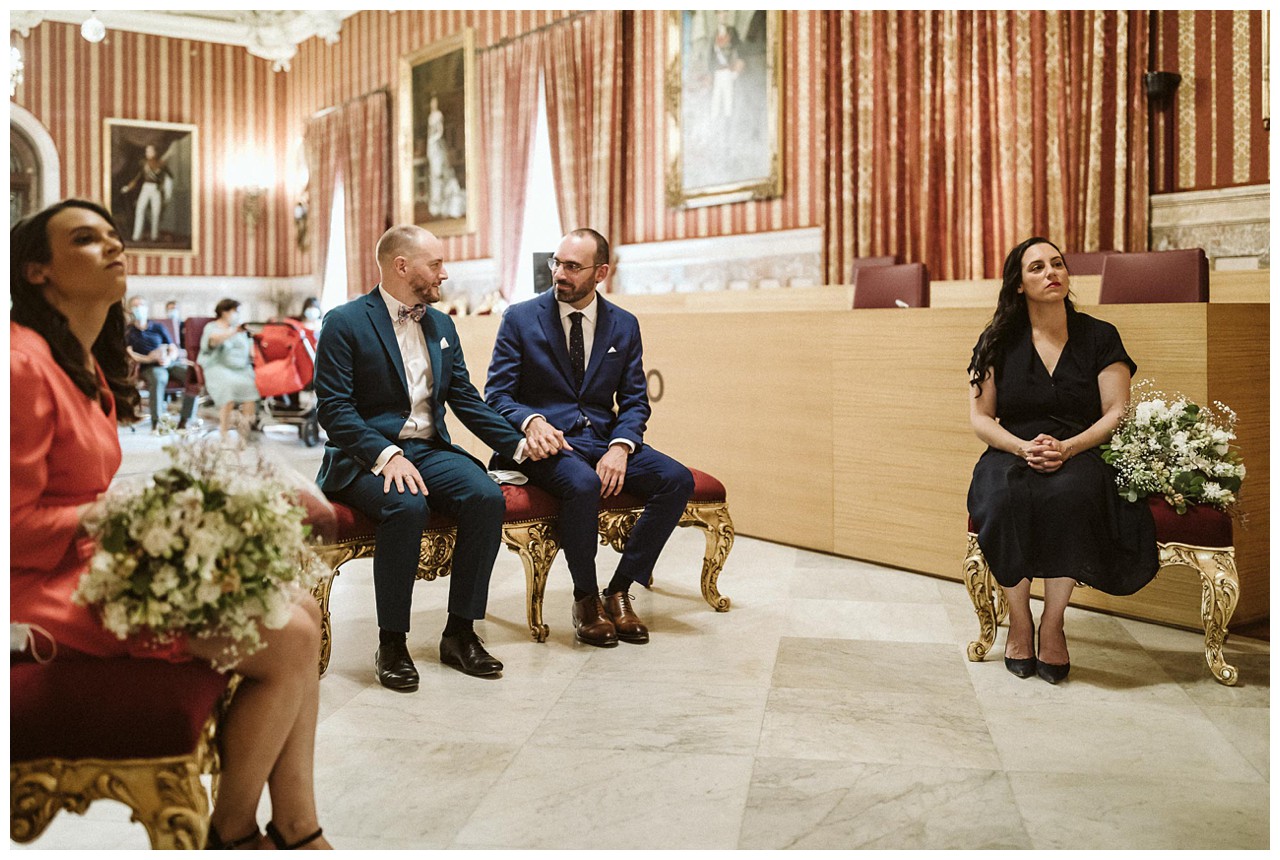 Los novios en el Salón Colon del Ayuntamiento de Sevilla