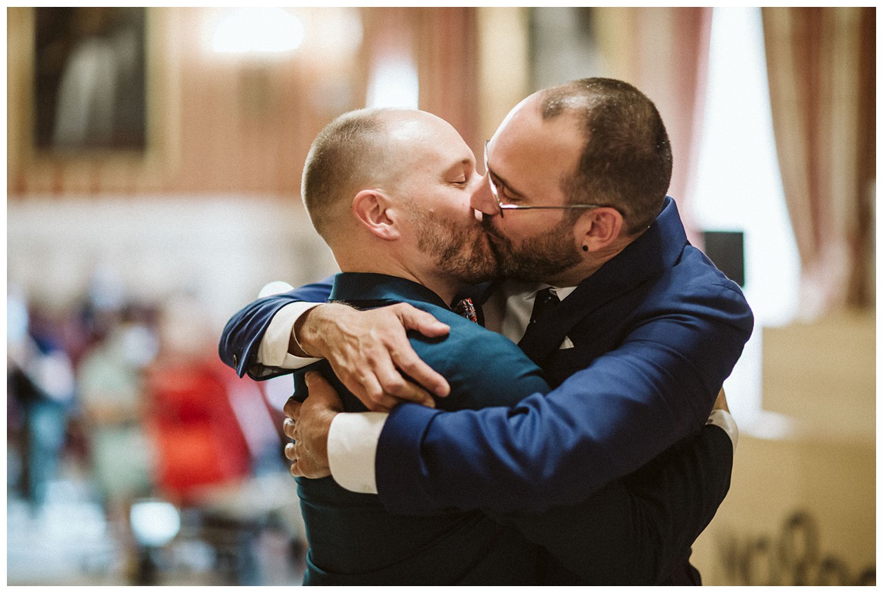 Novios en el Salón Colón del Ayuntamiento de Sevilla