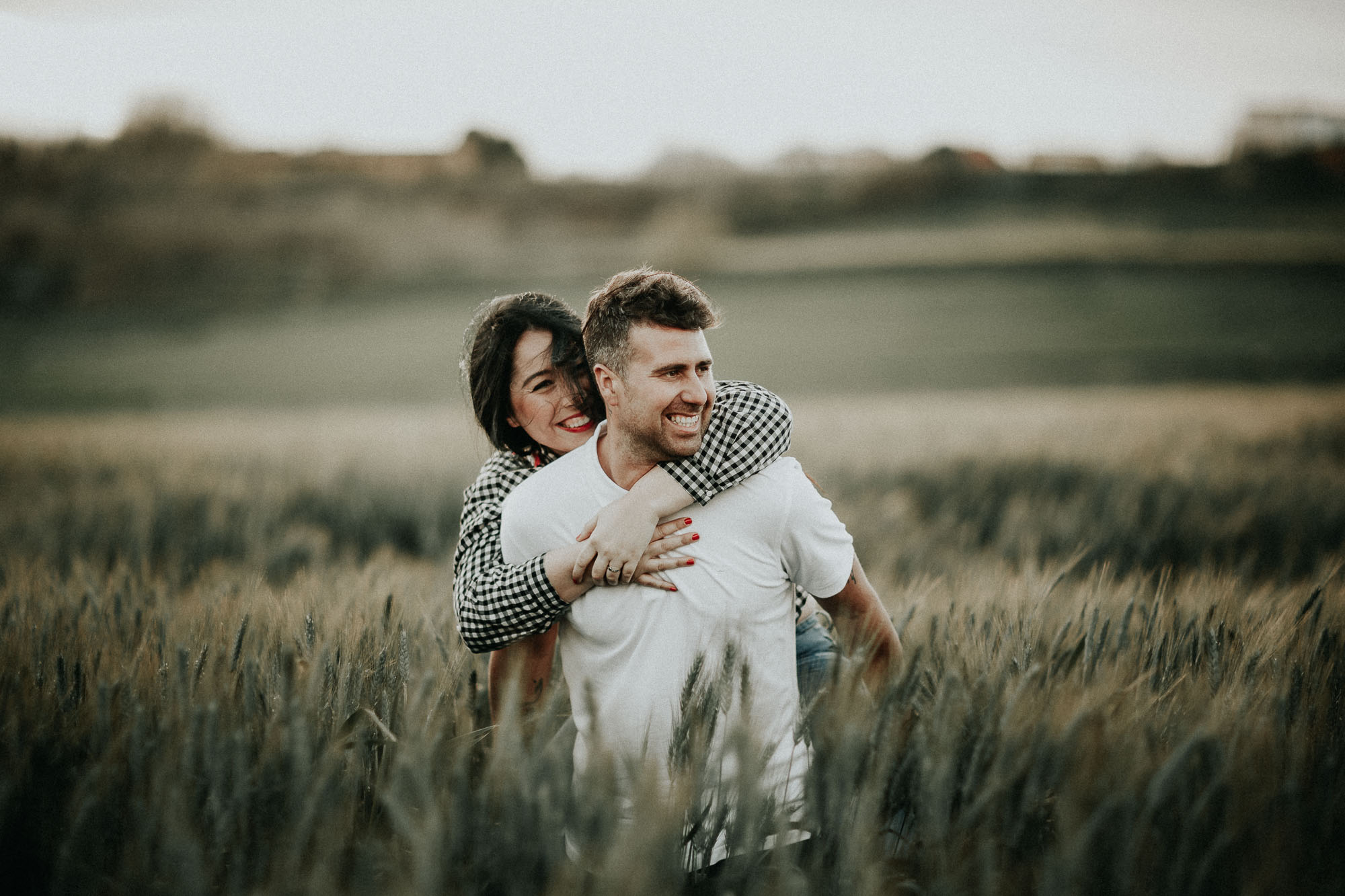 Fotografía de pareja en un trigal (Preboda)