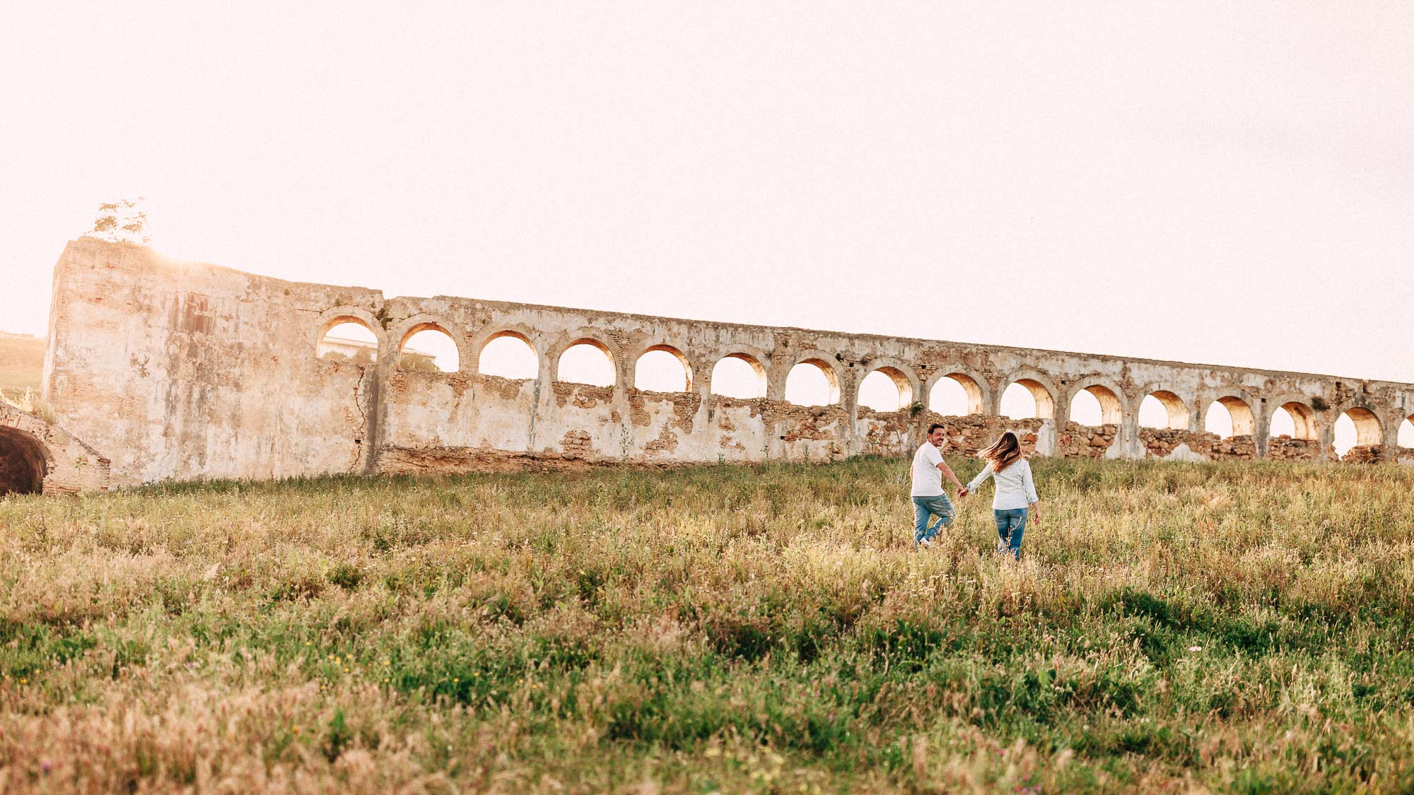 El compromiso de Miriam y Cisco en un trigal