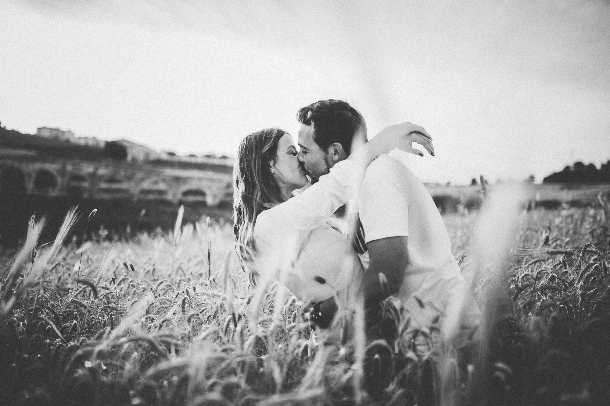 El compromiso de Miriam y Cisco en un trigal