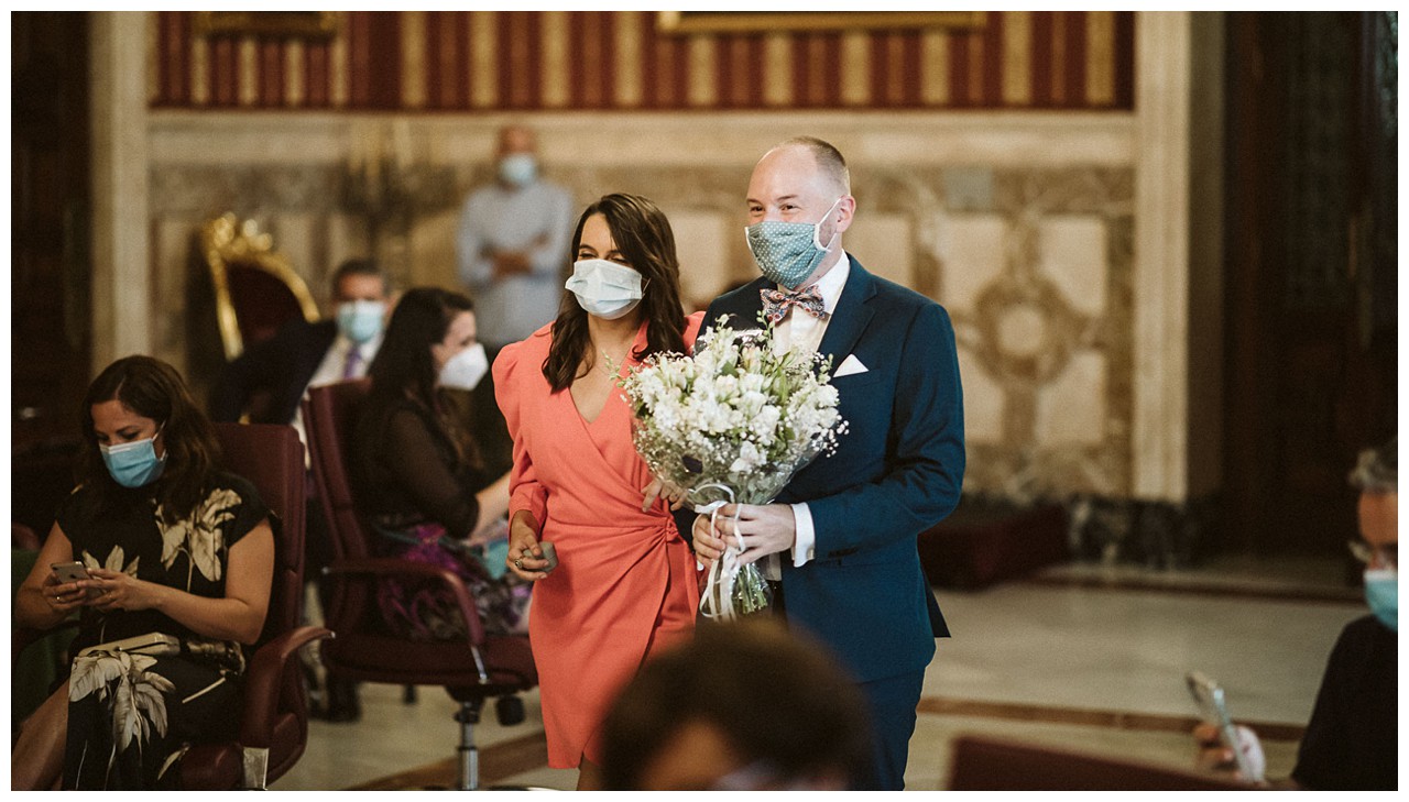 La entrada de uno de los novios al salón Colón del Ayuntamiento de Sevilla