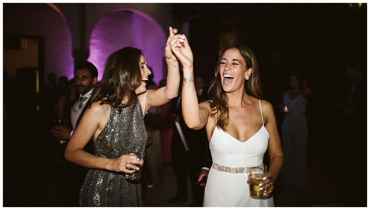 Bailan las hermanas en la boda de Irene