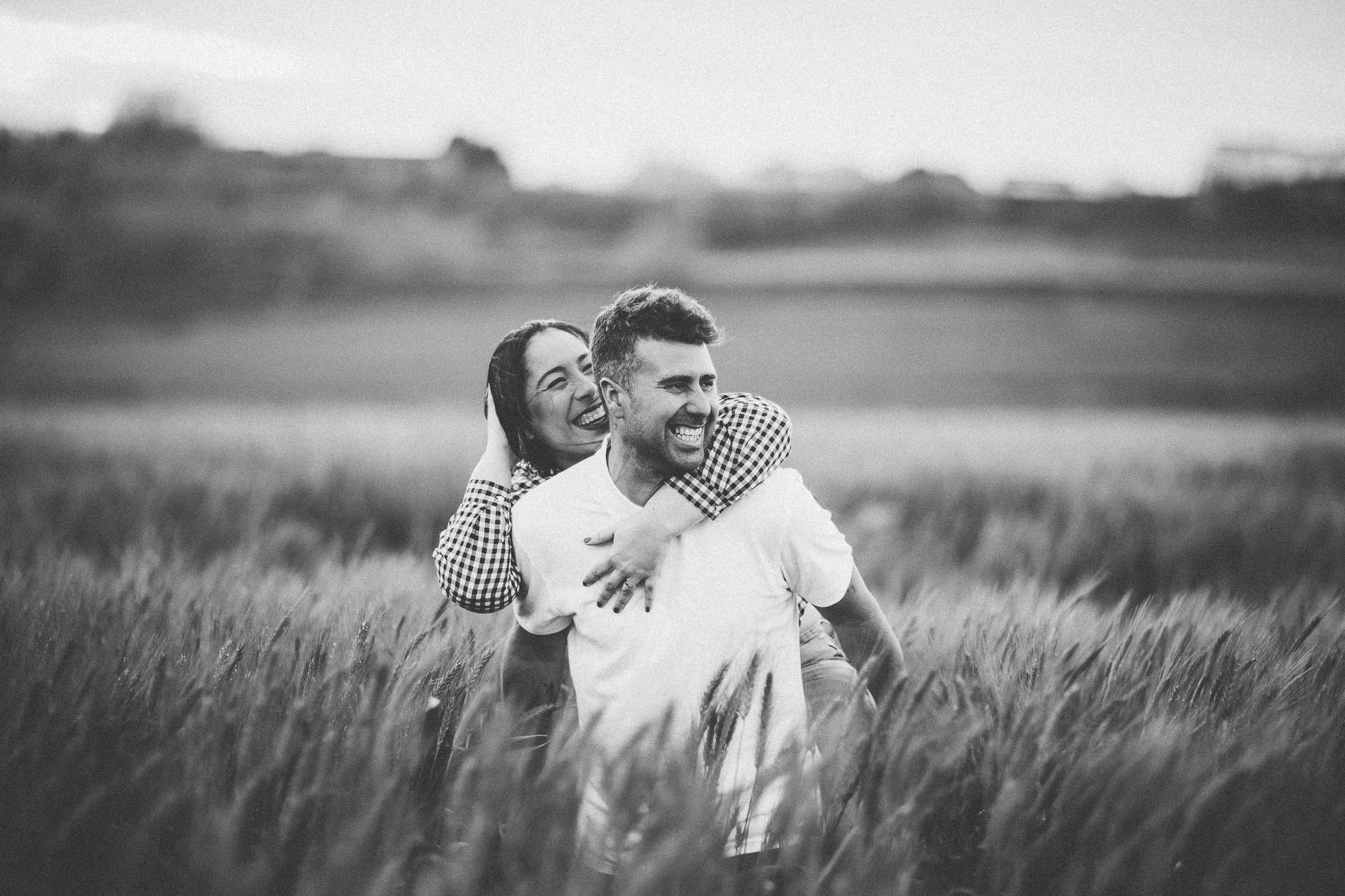 Fotografía de pareja en un trigal (Preboda)