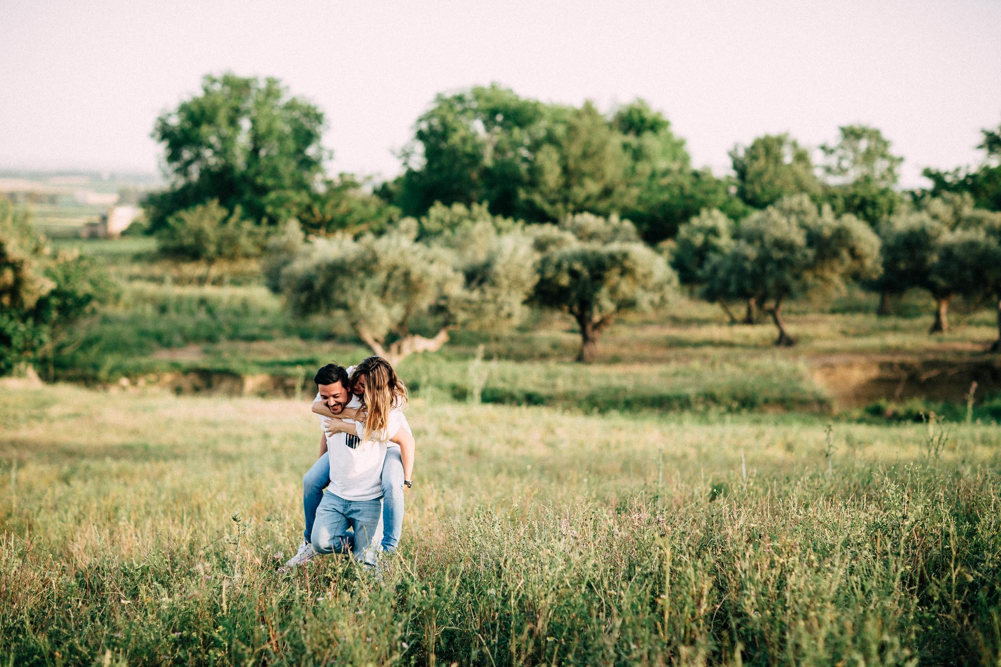 El compromiso de Miriam y Cisco en un trigal
