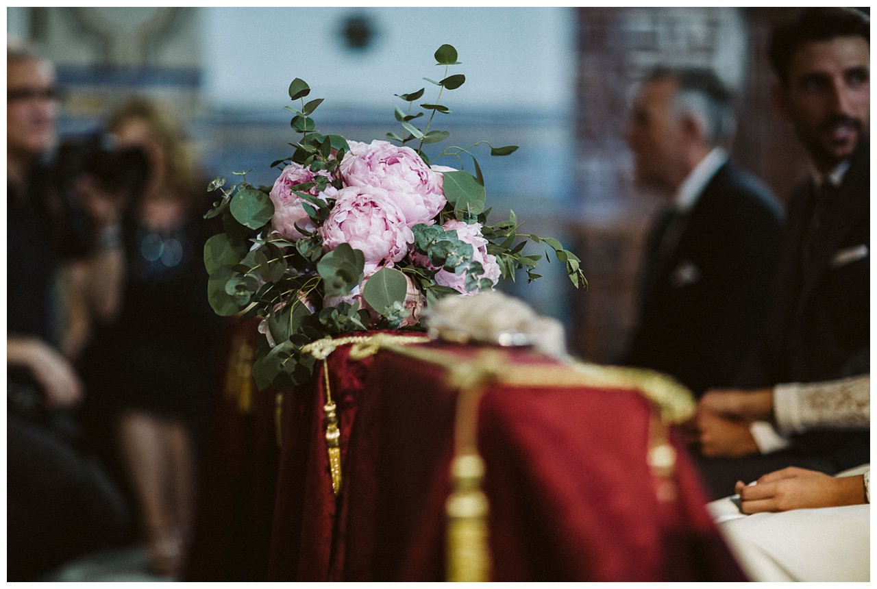 El ramo de la novia en el reclinatorio