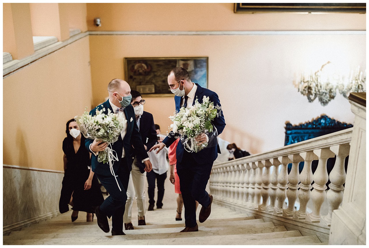 Los novios suben la escalinata del Ayuntamiento de Sevilla