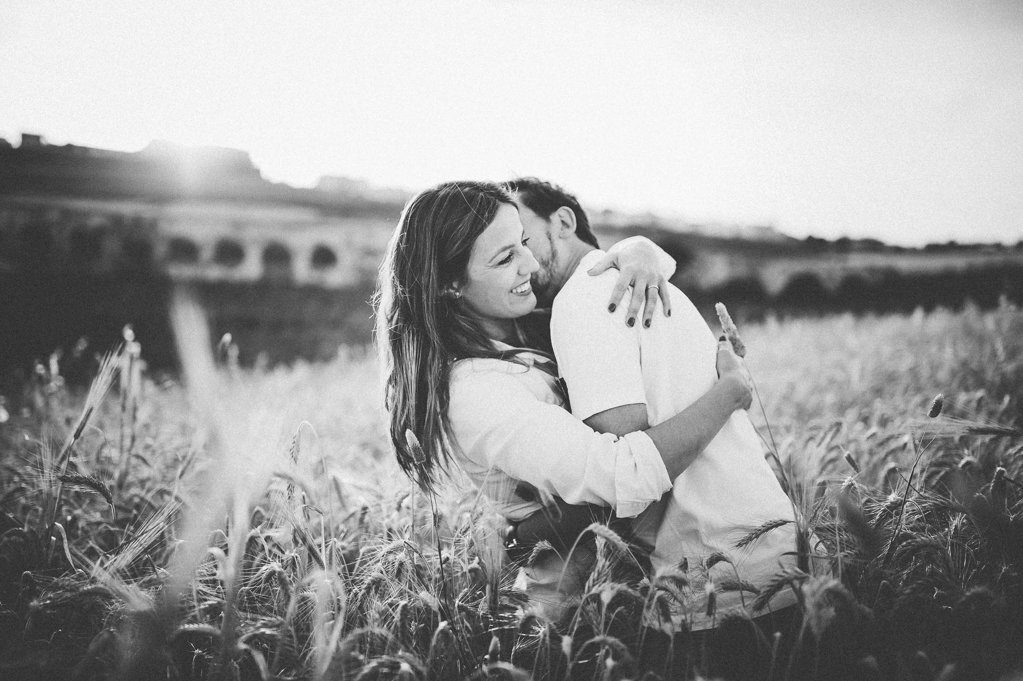 El compromiso de Miriam y Cisco en un trigal