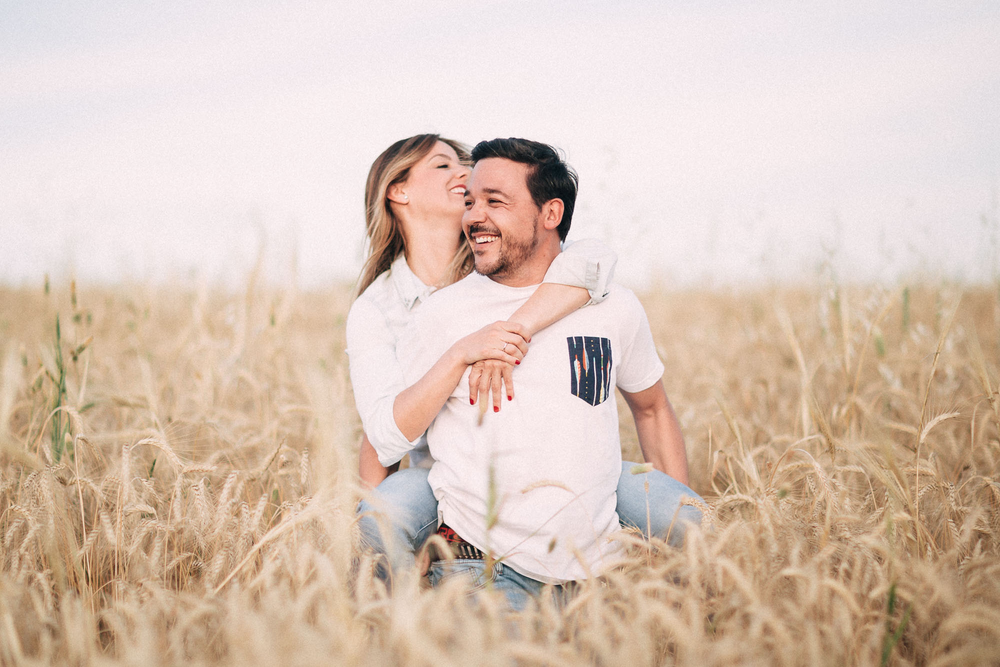 El compromiso de Miriam y Cisco en un trigal