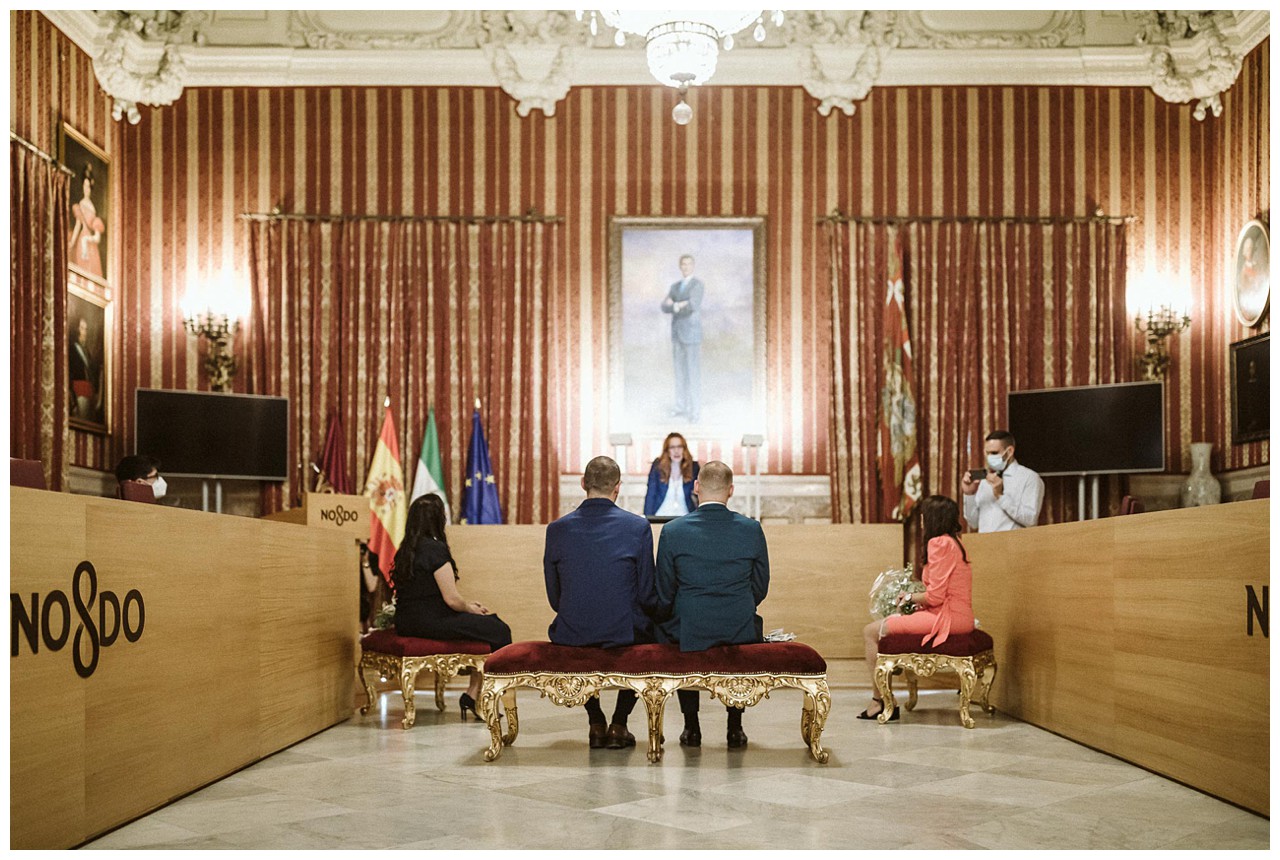 Los novios en el Salón Colon del Ayuntamiento de Sevilla